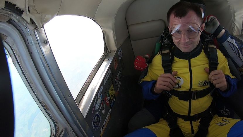 GH019649 05 - skydive