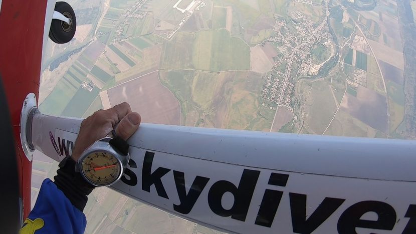 GH019649 08 - skydive