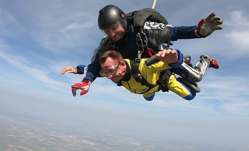 GH019649 27 - skydive