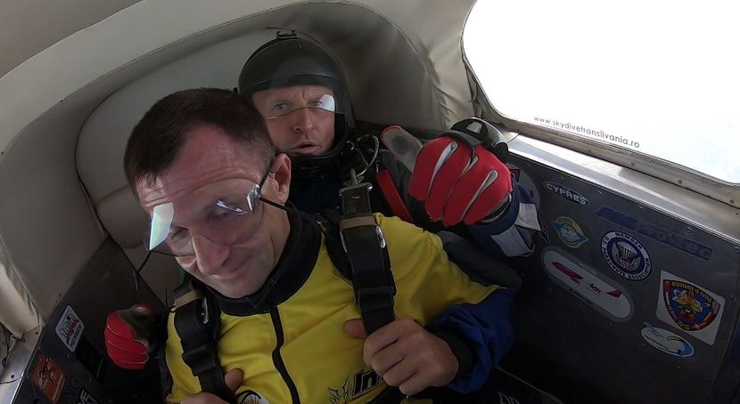 GH019649 0200 - skydive