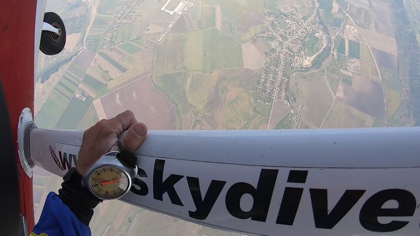 GH019649 0903 - skydive