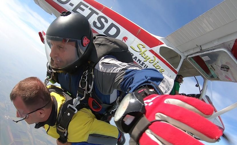 GH019649 2137 - skydive
