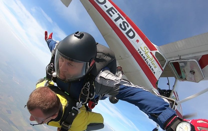 GH019649 2153 - skydive