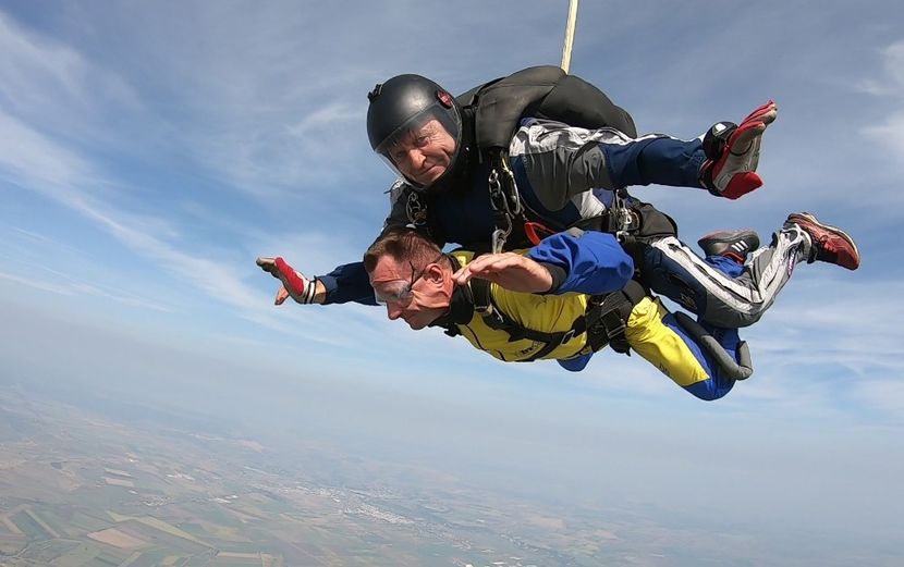 GH019649 3820 - skydive