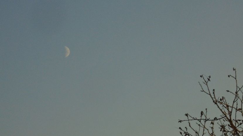 Luna in crestere in Varsator - Luna - Soarele si norii - 2