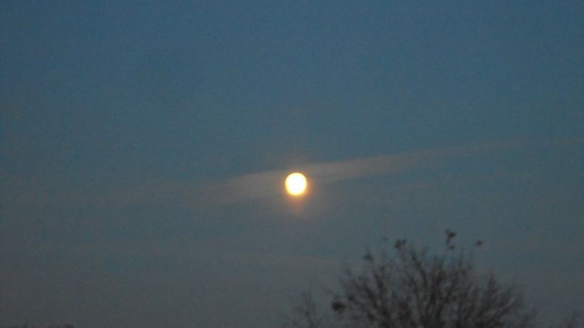 Rasarit de luna plina in Taur - Luna - Soarele si norii - 2