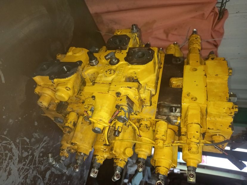 Distribuitor komatsu - Reparatii Pompe Hidraulice