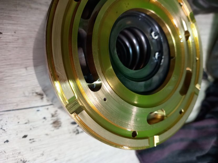 Reparatii pompe hidraulice Komatsu - Reparatii Pompe Hidraulice