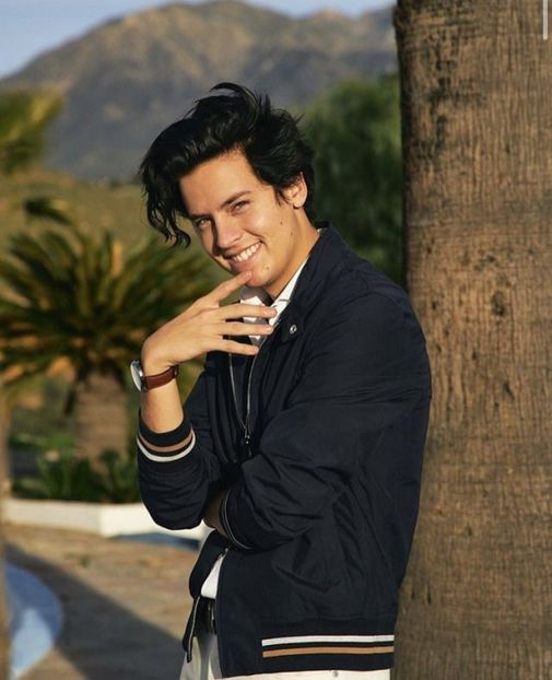 fe3620a4b9a547501d1ee40ee2363aeb - Cole Sprouse