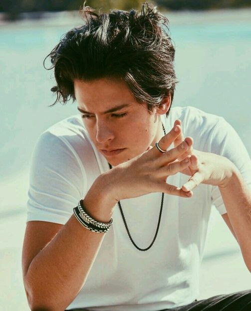 8255be17e7c6d0bf87c1bff871042bc4 - Cole Sprouse