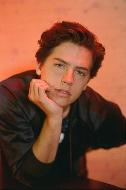 a111ca916cb207b55d25ce64ad6af3d5 - Cole Sprouse