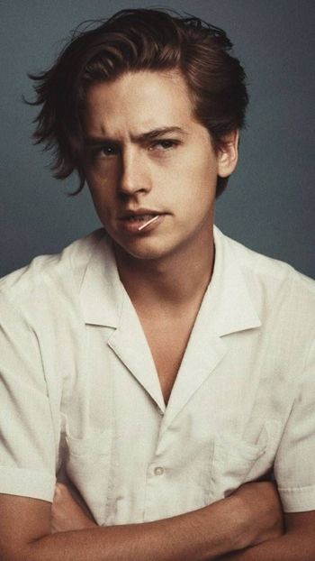 eb83499a152b8abe5eb8646d5a210550 - Cole Sprouse