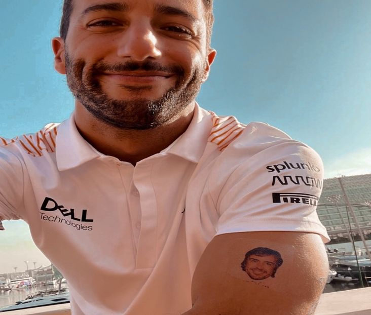◊ 9 dec 2021, just Daniel with his temporary tattoo of Fernando Alonso`s face ◊ - i am an artist the track is my canvas and the car is my brush