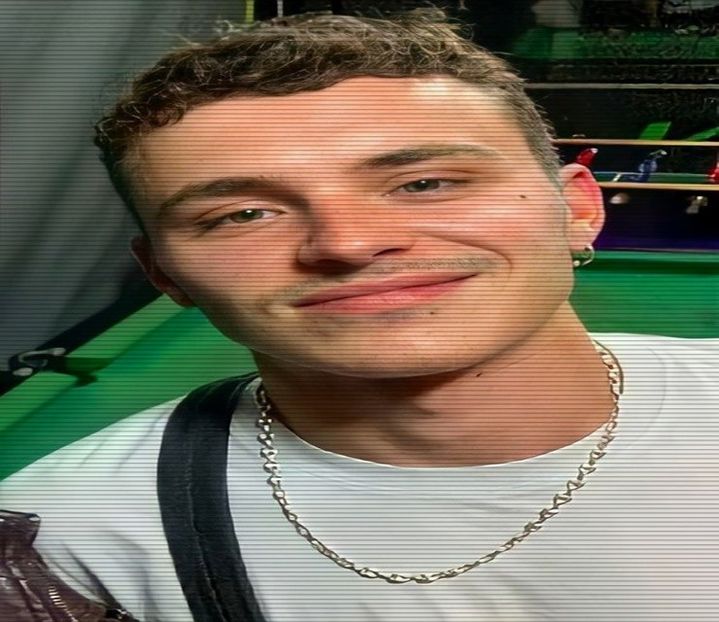 Bradul se face în fam. Pune o beteală pe aici si gata :-j # Matty Bine dragaa # Hero - Venezia e la decima destinazione