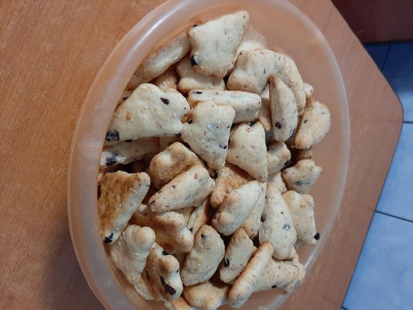 Sărățele brăduț cu măsline, telemea și susan. - Culinar 4