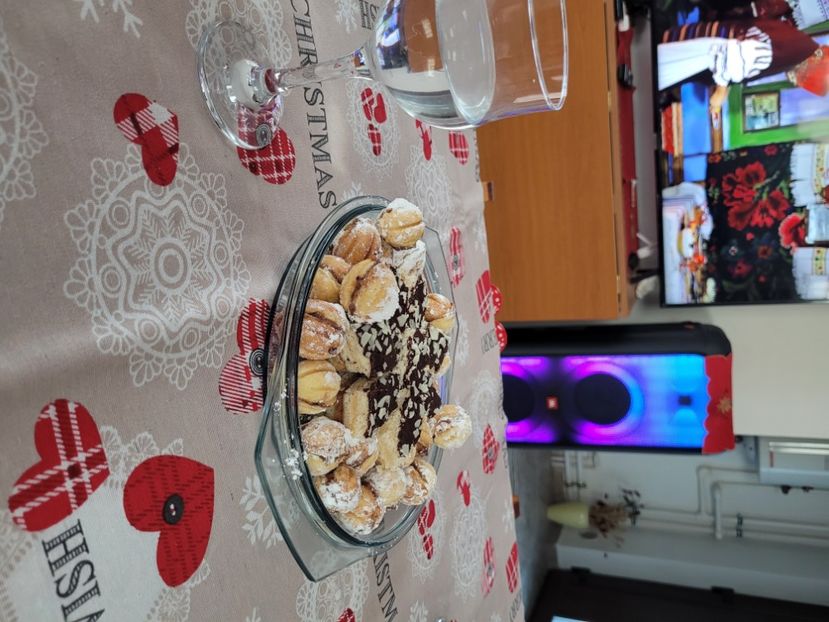 Fursecuri Nuci și prăjitură foi cu vanilie - T0RTURI SI PRAJITURI