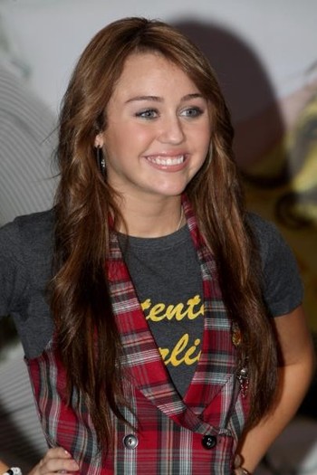 miley-cyrus_COM-breakout-berlin2008oct27-0003