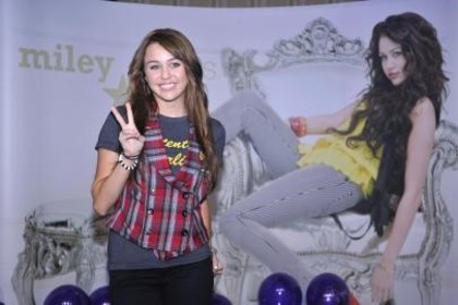 miley-cyrus_COM-breakout-berlin2008oct27-0005