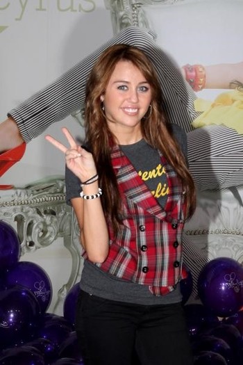 miley-cyrus_COM-breakout-berlin2008oct27-0015 - Miley Cyrus Photoshoot 2