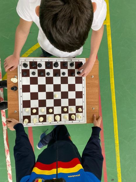 670b8e9d-a2d0-44b7-8b56-964d17b0143b - Șahistii școlii