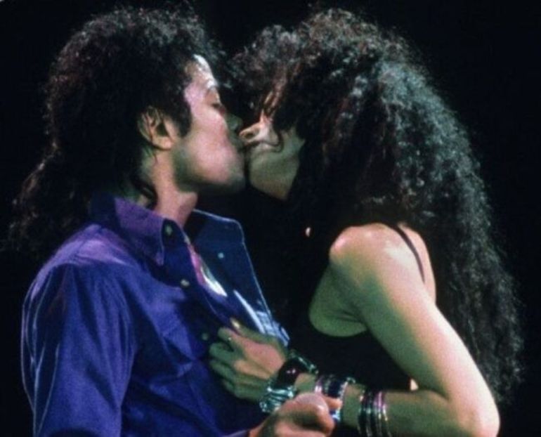 Michael-Jackson-kiss-during-bad-tour - Michael Jackson cute wallpapers