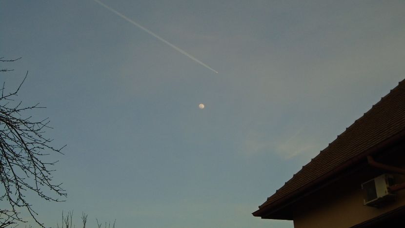 ... Luna in crestere in Leu - Luna - Soarele si norii - 3