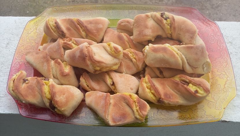 Rasucite cu crema de vanilie de casa si ciocolata alba si neagra - Retete 2