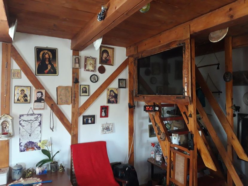  - Interior si exterior la casa de la tara