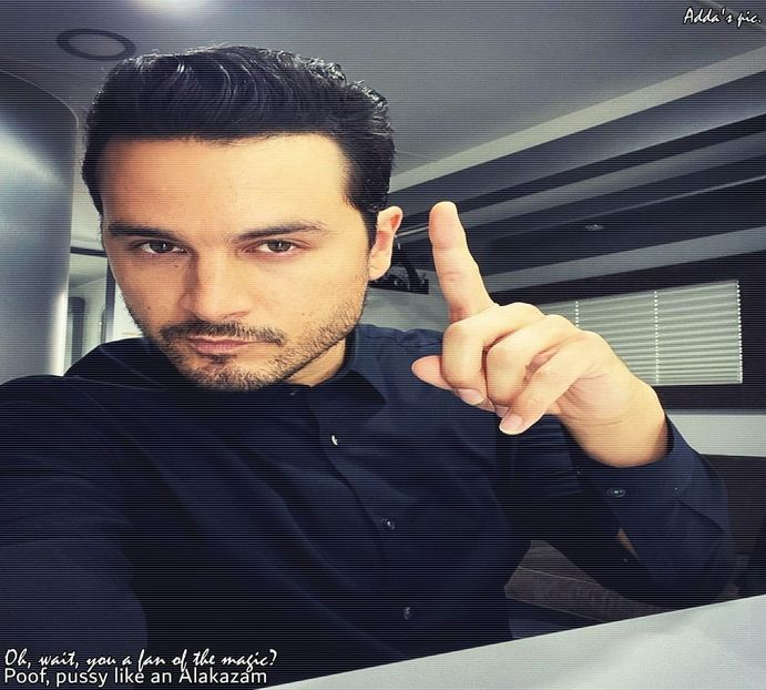 *ii aduce comanda si nr de telefon pe servetele*  Call me, baby - episodul 80