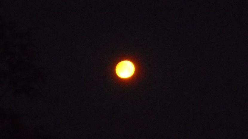 Eclipsa totala de Luna in Scorpion - Luna - Soarele si norii - 3