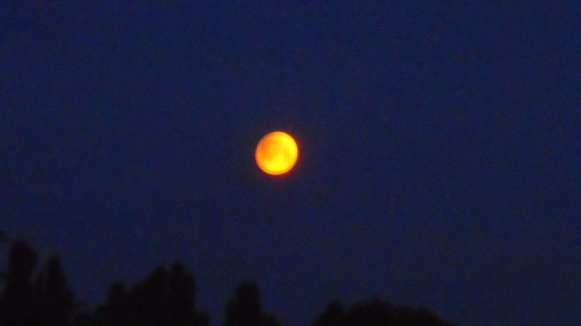 Eclipsa totala de Luna in Scorpion - Luna - Soarele si norii - 3