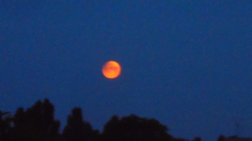 Eclipsa totala de Luna in Scorpion - Luna - Soarele si norii - 3