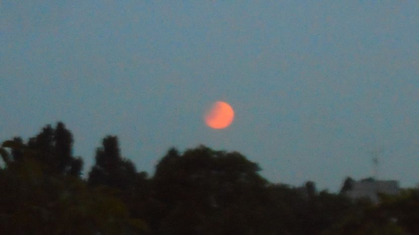 Eclipsa totala de Luna in Scorpion - Luna - Soarele si norii - 3