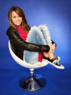 Miley pe scaun - Miley Cyrus - Hannah Montana