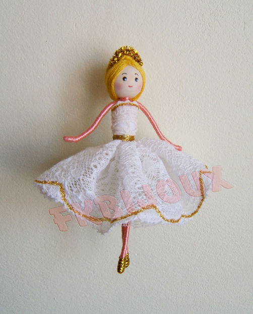 Golden ballerina - Papusi