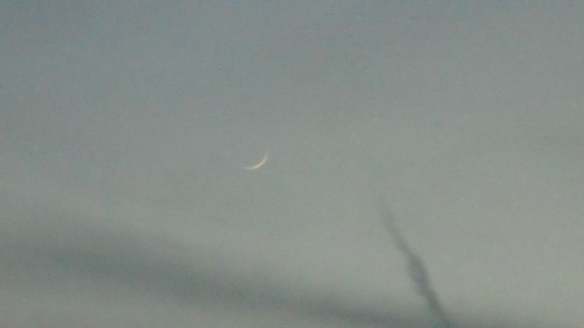 Luna noua de o doua zile in Gemeni - Luna - Soarele si norii - 3
