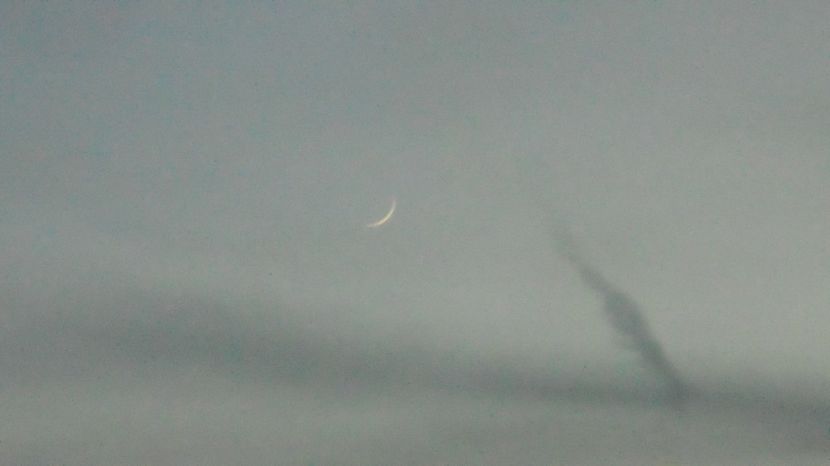 Luna noua de o doua zile in Gemeni - Luna - Soarele si norii - 3