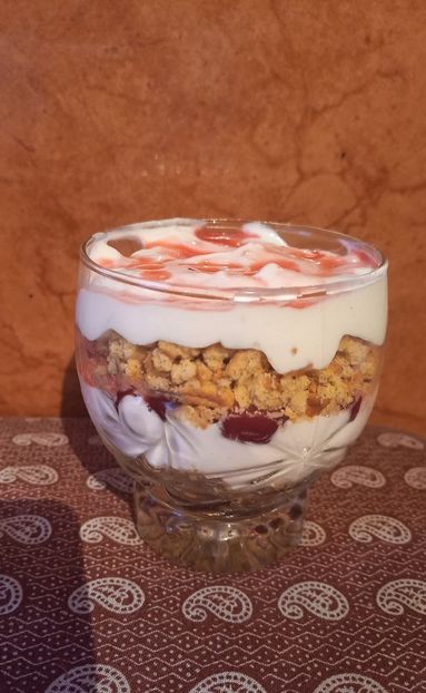 Prajitura in straturi cu visine, smantana si biscuiti (la pahar) - Retete 2