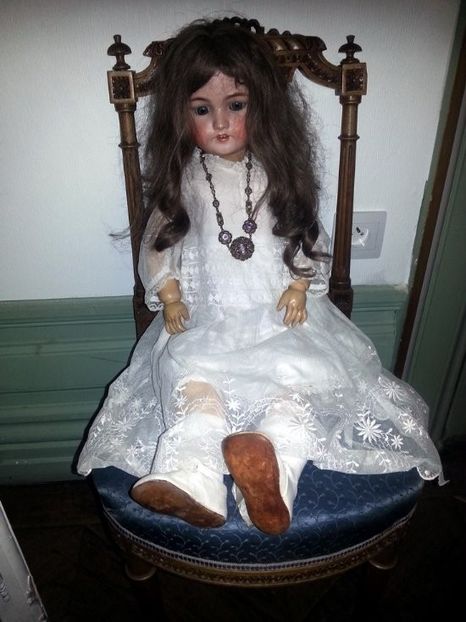 scary-doll-in-lounge - Cele mai creepy povesti de groaza
