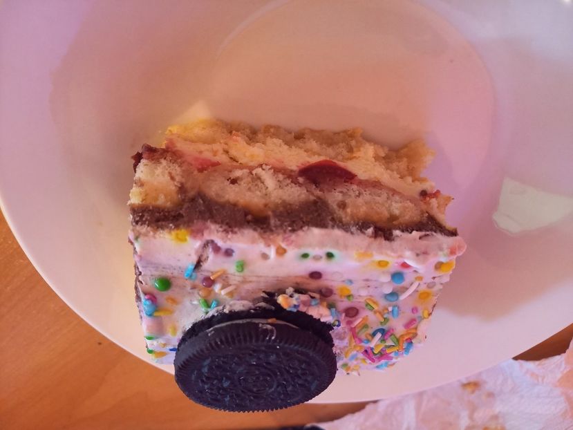 Tort cu crema de vanilie, crema de ciocolata si jeleu de visine si cirese (felie) - Retete 2