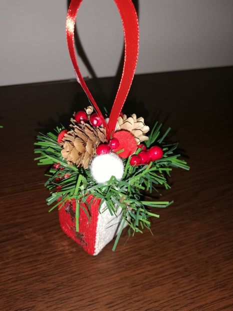  - DECORAȚIUNI DE CRACIUN