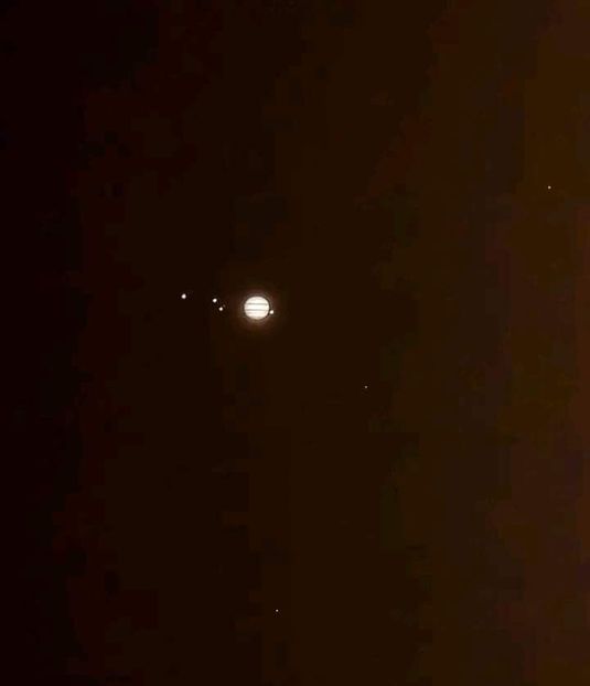 Jupiter si cateva dintre lunile sale: Ganymede, Europa, Callisto si Io - Luna - Soarele si norii - 3