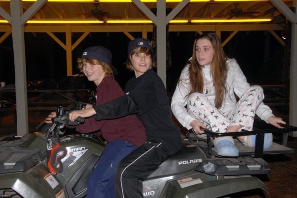 =^.^= Justin, Caitlin & Cristian =^.^= - 0_0 Justin si fratii Beadles 0_0