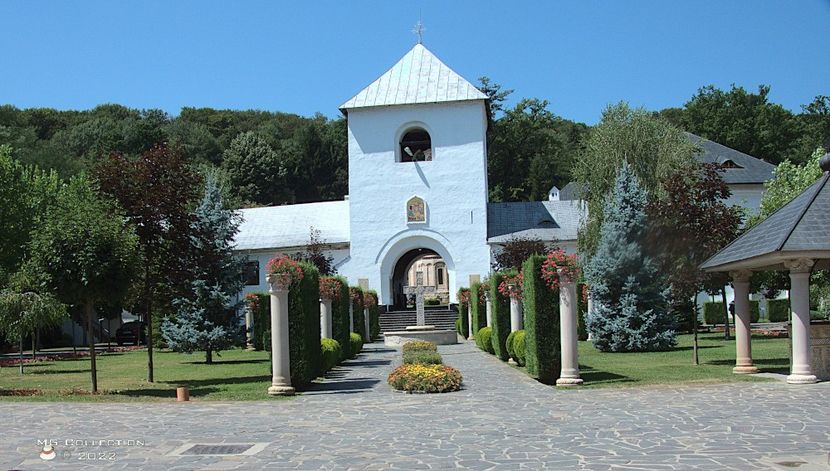 w-Intrare la Manastirea Bistrita,Valcea - LOCURI DIN ROMANIA - PLACES FROM ROMANIA