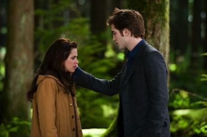 normal_edward-cullen-bella-swan-forest-new-moon - 2000-intrebare-2000