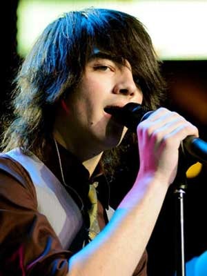 profile_joe_jonas_300x400 - 2000-intrebare-2000