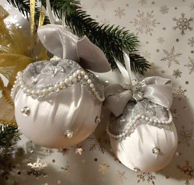 Globuri pentru brad - Decor pentru bradul de Craciun