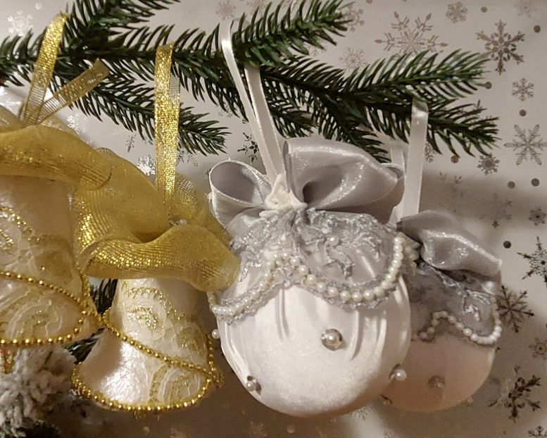 Globuri pentru brad - Decor pentru bradul de Craciun