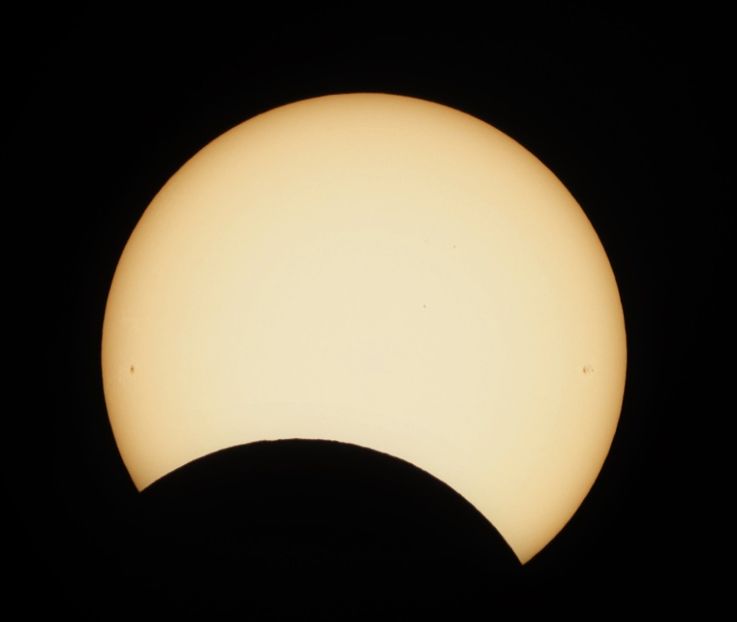 Eclipsa partiala de soare in Balanta - Luna - Soarele si norii - 3
