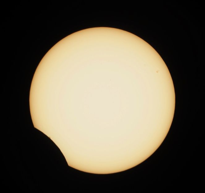 Eclipsa partiala de soare in Balanta - Luna - Soarele si norii - 3